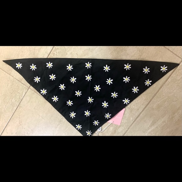 Francesca’s Collections Mable and James Daisy print bandana - Picture 6 of 6